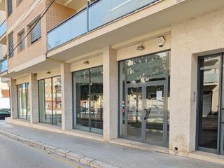 Local Comercial a De la generalitat 3. Disponible 1 de septiembre de 2025. local esquinero comercial de