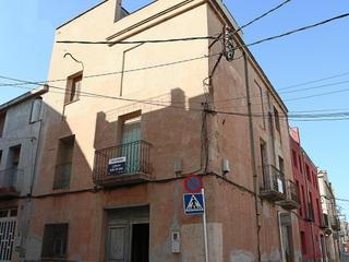 Maison à Murada de dalt 78. Casa de 293m en ulldecona tarragona, compuesta por tres plantas.