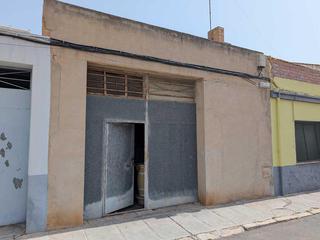 Local commercial  Carrer cardenal vidal i barraquer. Almacén de 96m con patio trasero, en la población de ulldecona t