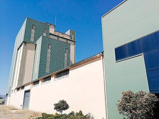 Fabrikhalle in Pol. abeuradors. Fábrica de pienso con almacén y dos plantas de oficinas en ullde