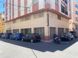 Business premise  De masdenverge. Amplio local comercial de 3 plantas con montacargas en tortosa