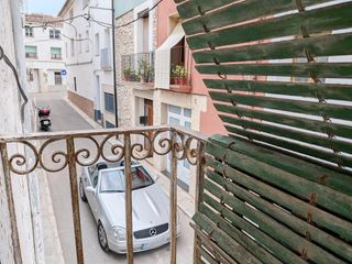 Haus  Calle jaume i 8. Diseña el hogar de tus sueños en el corazón medieval de ulldecon