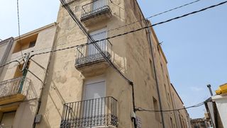 Casa  Calle sants màrtirs 11. Oportunidad única en el corazón medieval de ulldecona! casa esqu