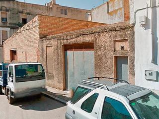 Terreny residencial  Carrer migdia. Solar de 241m² que tiene almacén y terreno urbano. el almacén es