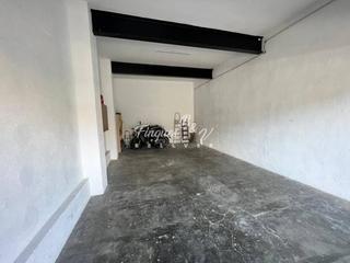 Local Comercial  Francesc macia 1. Local con todos los servicios en bellver de la cerdanya