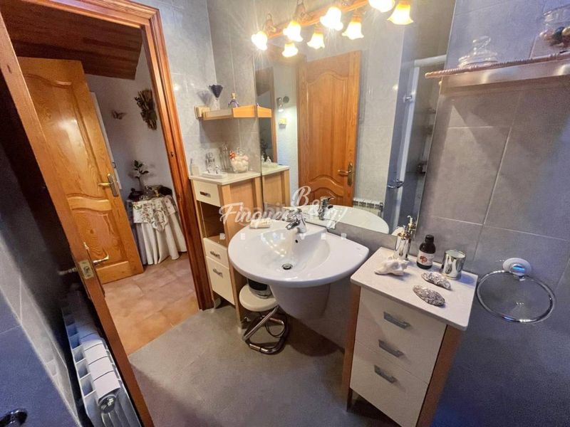 Foto 49f71e39-9e42-4899-9171-44a76e724006. Casa amb calefacció aparcament a Llívia