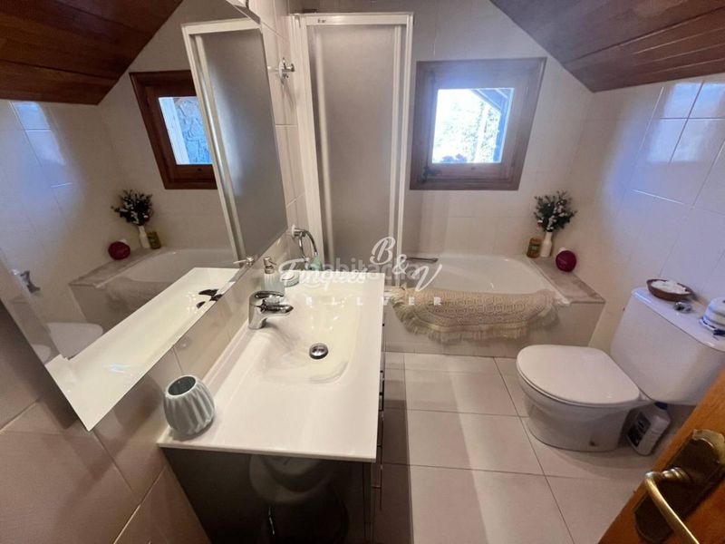 Foto 6904438f-9634-47c7-abc7-653b213e2d55. Casa amb calefacció aparcament a Llívia