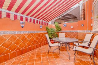 Casa adossada en Calle santa clara. Casa en la zubia