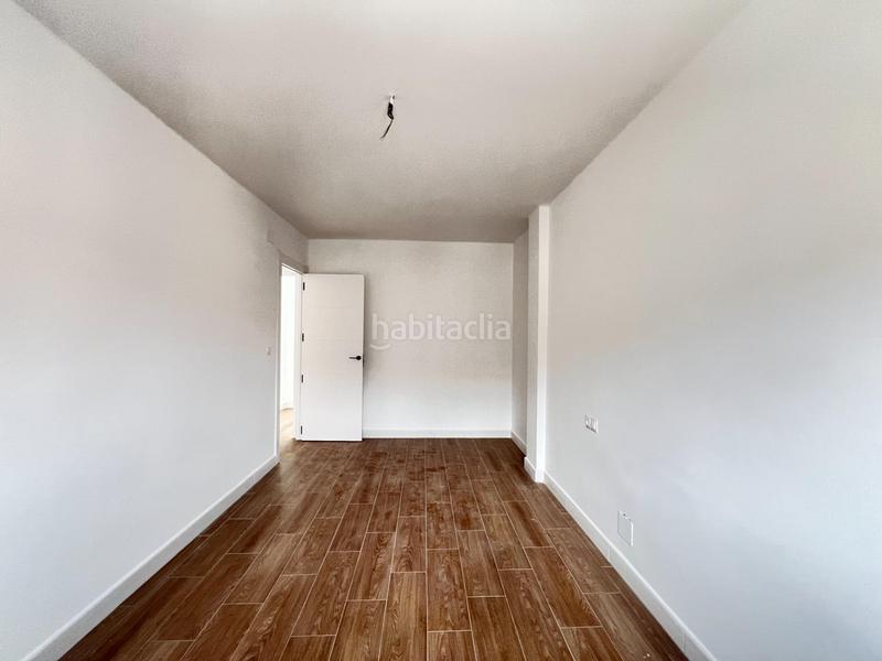 Foto 2df2b4f9-c07e-4f76-ba9c-85f2685201a3. Piso en calle de aristóteles un pisazo ideal para vivir o para invertir en una zona inmejorable. en Granada