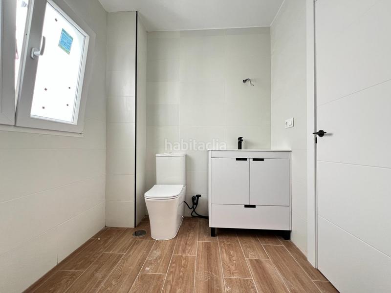 Foto 3c69f70f-867c-4ad0-8dd7-bca237534b81. Piso en calle de aristóteles un pisazo ideal para vivir o para invertir en una zona inmejorable. en Granada