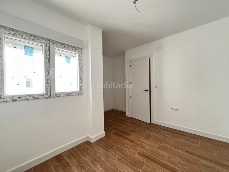 Foto 784b6363-f9b8-4b44-b0e0-848e521ecc1a. Piso en calle de aristóteles un pisazo ideal para vivir o para invertir en una zona inmejorable. en Granada