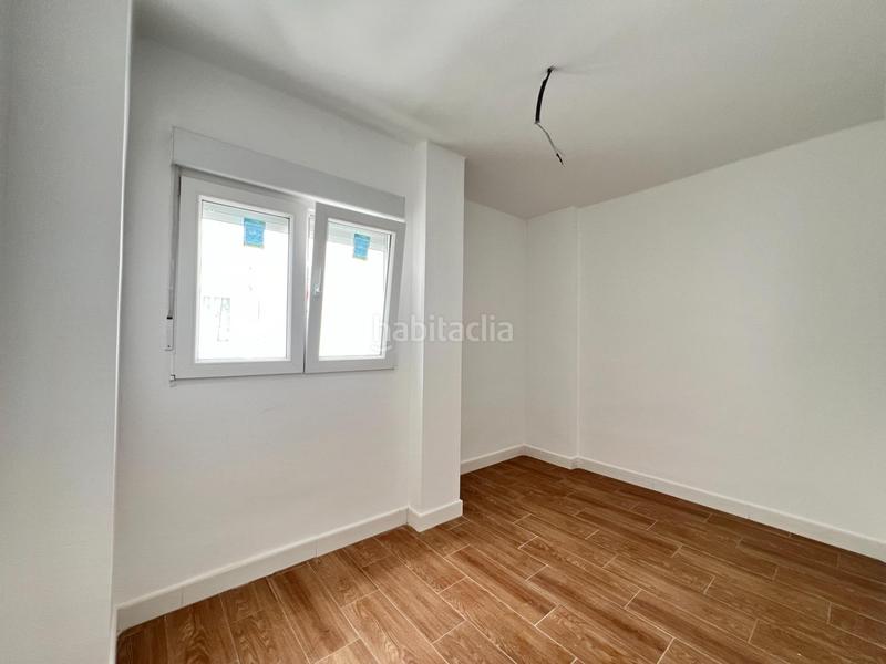 Foto c4387138-bb5a-4909-b3b4-2d515a296393. Piso en calle de aristóteles un pisazo ideal para vivir o para invertir en una zona inmejorable. en Granada