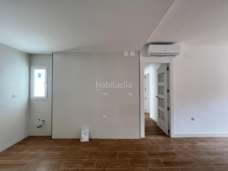 Foto e3e5b0f9-50b0-4957-9721-6fc3e58b3a1d. Piso en calle de aristóteles un pisazo ideal para vivir o para invertir en una zona inmejorable. en Granada