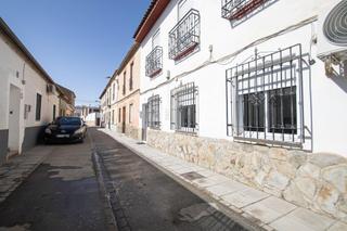 Casa adossada en Calle poeta zorrilla-jau. Amplia casa con 5 dormitorios y patio de 80 m2 junto a santa fe