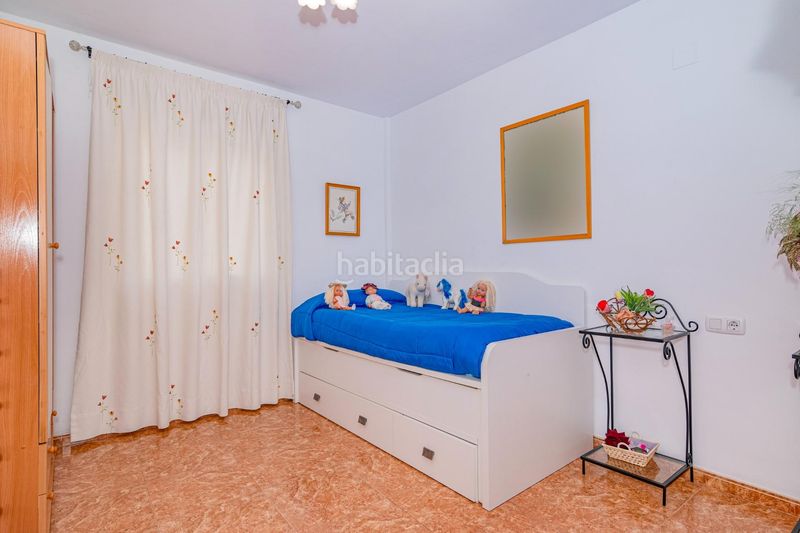 Foto f040b850-43fd-4e99-a319-1ba0ee46e767. Casa pareada en carretera illora 35 casa familiar con gran patio, placas solares y cochera doble en alomartes. en Íllora
