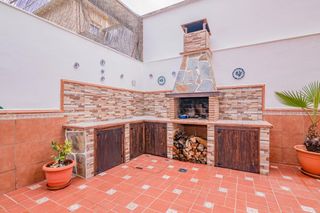 Maison jumelée  Carretera illora 35. Casa familiar con gran patio, placas solares y cochera doble en