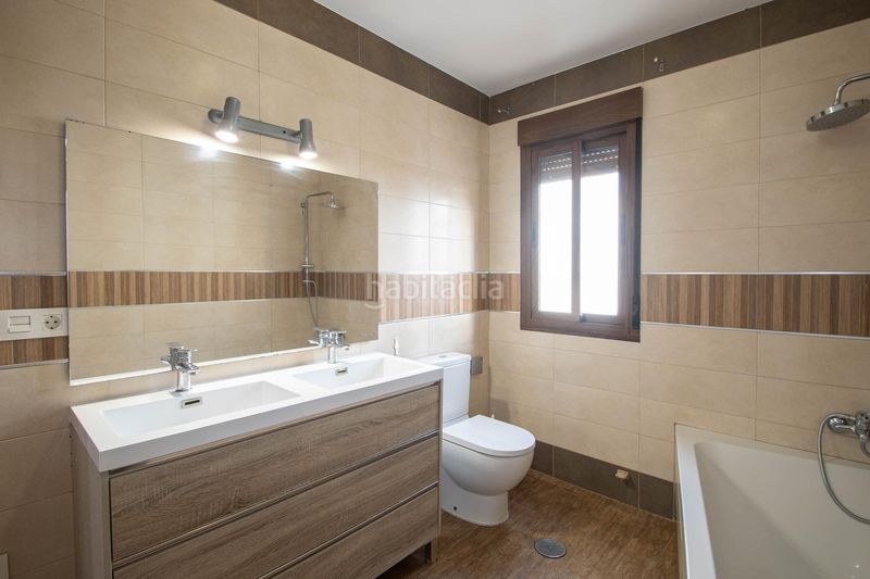 Foto 075f5fbd-080e-4f0c-b2c8-d0af7eb95a9a. Casa adossada a calle cordoba a Güevéjar