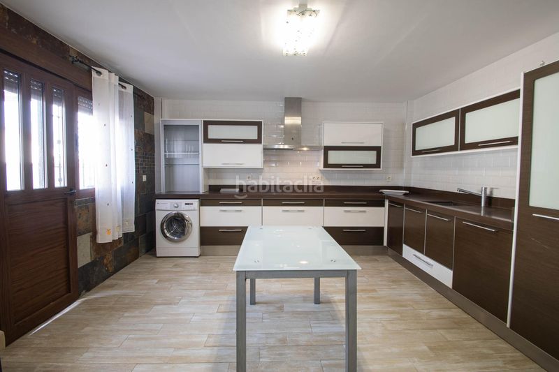 Foto b1656282-aee6-43e1-8093-f25df126c04b. Casa adossada a calle cordoba a Güevéjar