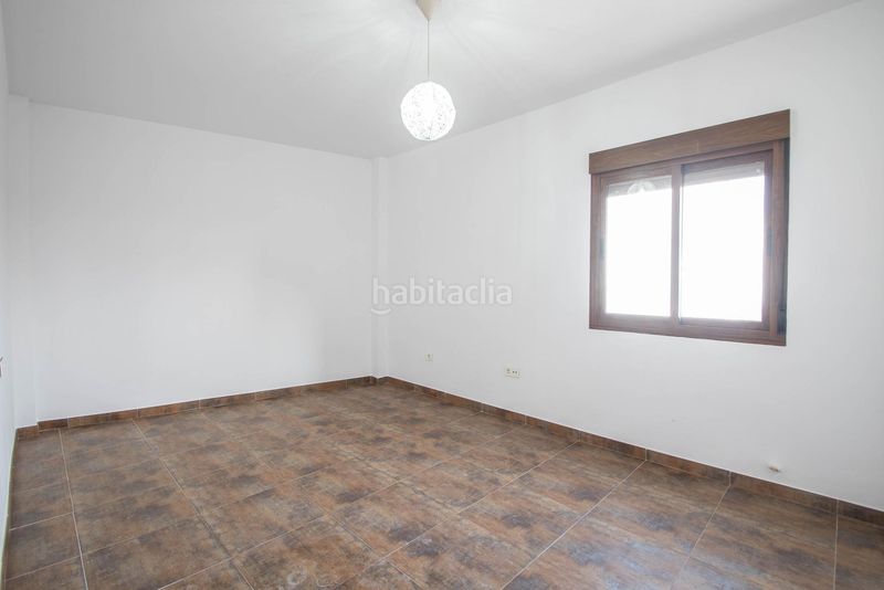 Foto b50bd75f-70b4-4dda-9c45-ba358825b6d3. Casa adossada a calle cordoba a Güevéjar