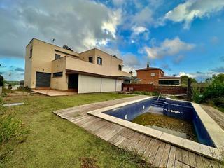 Casa a Carrer de l'avenc 20. Oportunidad en els pallaresos  casa de 261 m con piscina