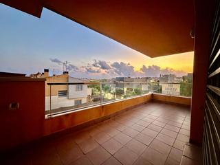 Appartement  Carrer rosalia de castro. Apartamento de 93 m con piscina y terraza en roda de barà  a 5 m