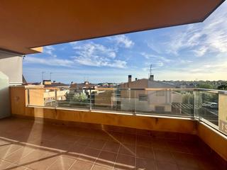 Pis  Carrer rosalia de castro. Apartamento de 93 m con piscina y terraza en roda de barà  a 5 m