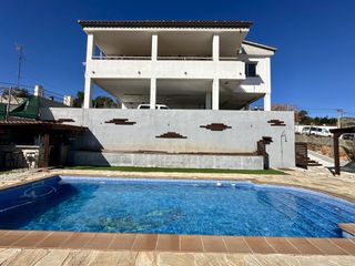 Casa en Bisbal del Pened�s (La). Casa con �reas independientes y gran piscina.
