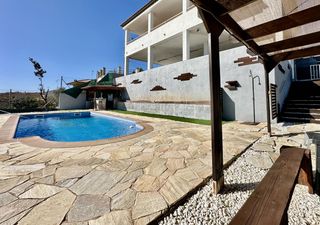 Casa in Bisbal del Penedès (La). Casa con áreas independientes y gran piscina.
