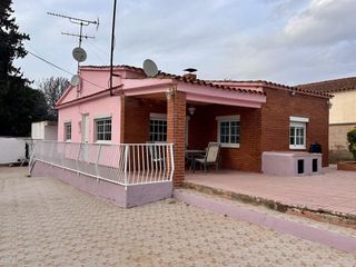 Casa a Banyeres del Penedès. Chalet práctico en una planta con jardín