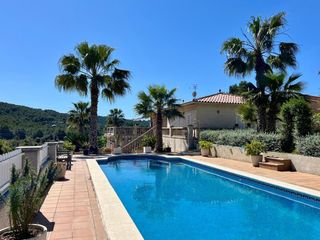 Casa  Amadeu vives. Espectacular chalet en calafell park con piscina privada, vistas