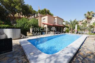 Xalet a Pueblo Español-Coveta Fumá. Chalet en venta en urbanizaciones  coveta fuma, 4 dormitorios.
