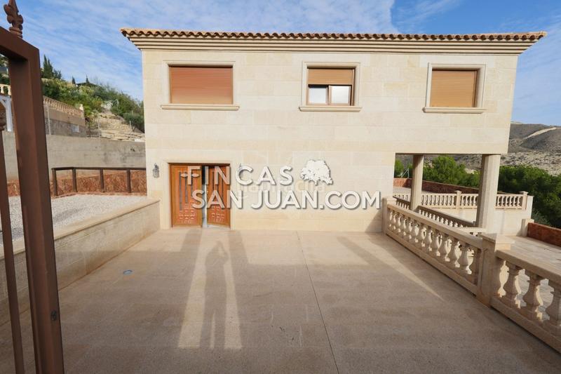 Foto 805f9a04-d145-4ce1-a2d4-a473c4f15363. Xalet amb aparcament piscina a Pueblo Acantilado-Lanuza Campello (el)