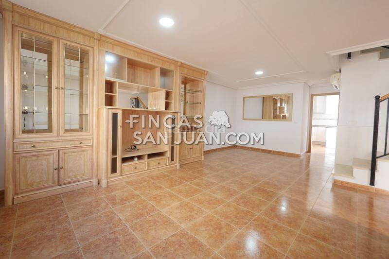 Foto 0d365d49-7bfd-49a4-bd0a-11b643b7ef81. Casa adosada adosado en venta en Centro ayuntamiento, 3 dormitorios. en Sant Vicent del Raspeig