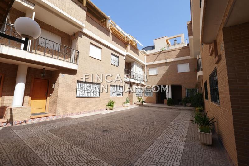Foto 4df01fcb-d59a-46ab-afc1-527f37e451f4. Casa adosada adosado en venta en Centro ayuntamiento, 3 dormitorios. en Sant Vicent del Raspeig