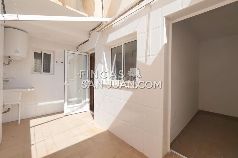 Foto 5d725548-dad2-4698-93b6-8e017c627068. Casa adosada adosado en venta en Centro ayuntamiento, 3 dormitorios. en Sant Vicent del Raspeig