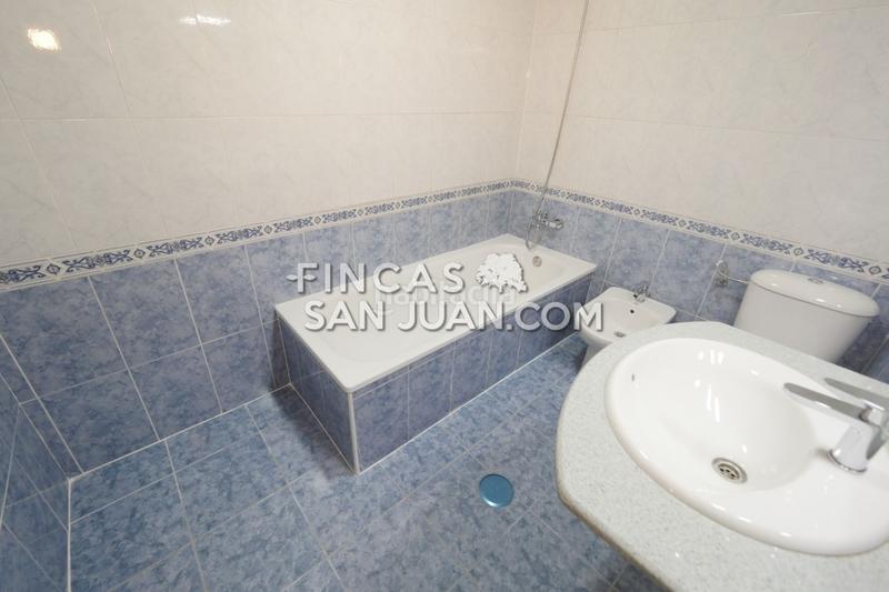 Foto de2f6d95-8e89-4e94-ad46-40beefcdc264. Casa adosada adosado en venta en Centro ayuntamiento, 3 dormitorios. en Sant Vicent del Raspeig