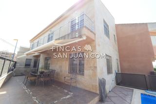 Chalet à Orihuela Ciudad. Chalet en venta en centro, 4 dormitorios.