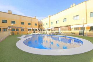 Casa adossada en Centro. Adosado en venta en aula cultural, 4 dormitorios.