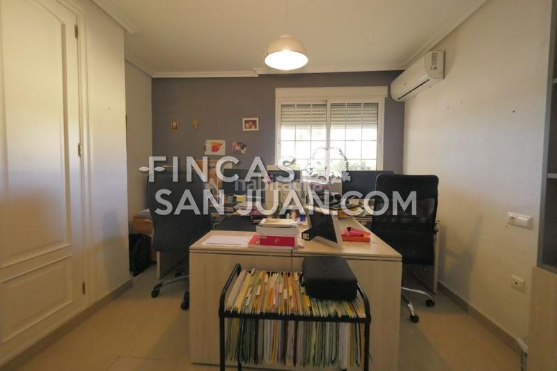 Foto 72f35a6f-8c80-4ace-a480-5d15dd0369bb. Chalet avec piscine dans Los Girasoles Sant Vicent del Raspeig