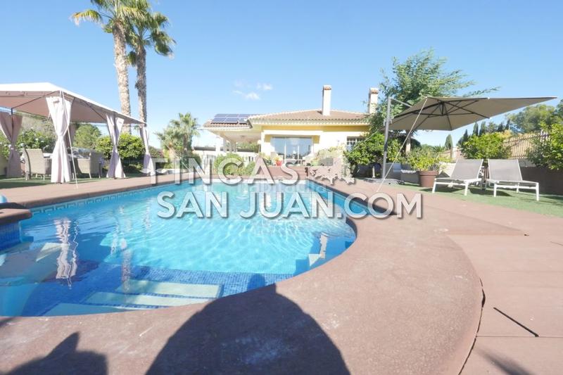 Foto 73121c2d-8c15-4d05-8d6c-46b8c02ac7de. Chalet avec piscine dans Los Girasoles Sant Vicent del Raspeig