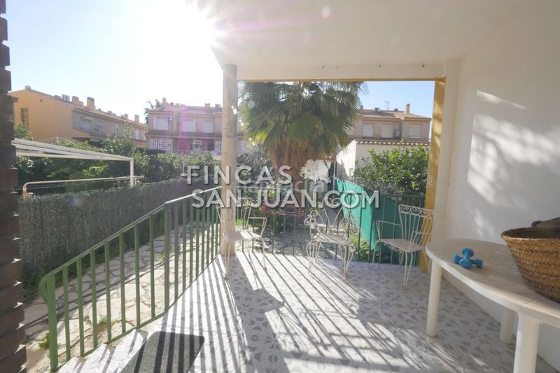 Foto f29f001d-8426-4c43-a3fb-8efe6d9df2d5. Casa adossada amb aparcament a Centro Mutxamel