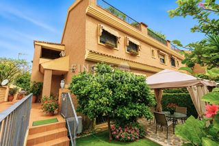 Casa adossada a Bellavista-Capiscol-Frank Espinós. Adosado en venta en hospital, 5 dormitorios.