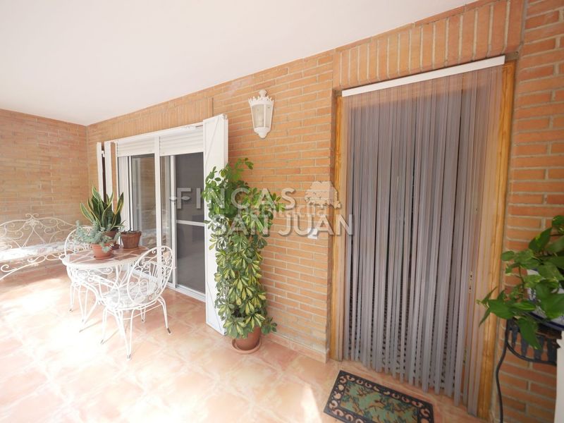 Foto ba1f42f6-6fa4-4fa0-bedb-66de82fbf8f9. Casa adossada amb aparcament a Centro Mutxamel