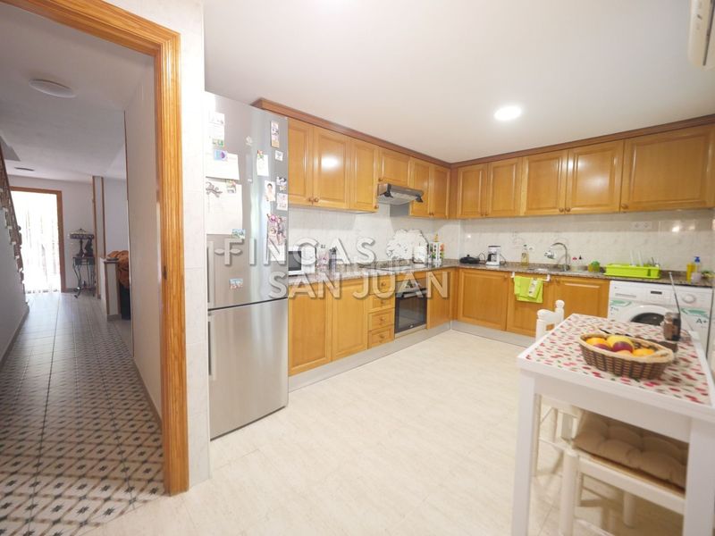 Foto e1d331a8-5f30-45c7-b212-de6d99b5e8e2. Casa adossada amb aparcament a Centro Mutxamel