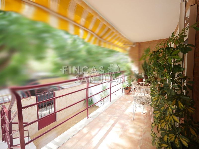 Foto f017a3fa-0466-448d-bab3-f7e48ae6a7e5. Casa adossada amb aparcament a Centro Mutxamel