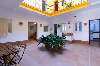 Casa a Núcleo urbano. Descubre la magia de una finca andaluza en el corazón de chiclan