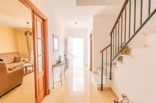 Reihenhaus in Paterna de Rivera. Se vende adosado de 3 plantas, con plaza de garaje doble y sotan