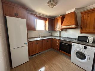 Location Appartement à Núcleo urbano. Se alquila piso para todo el año zona fuente amarga