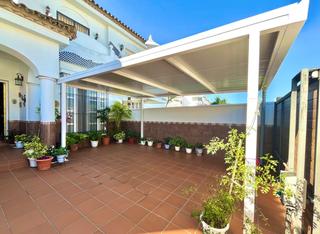 Maison jumelée à Núcleo urbano. Adosado de dos plantas en el campito