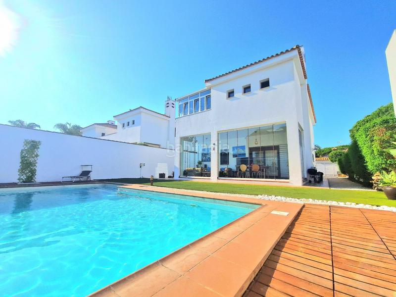 Foto e3f58a69-f9cf-4cd9-bdfd-850b160c27b0. Chalet un chalet único en chiclana estilo, comodidad y ubicación inmejorable en Chiclana de la Frontera